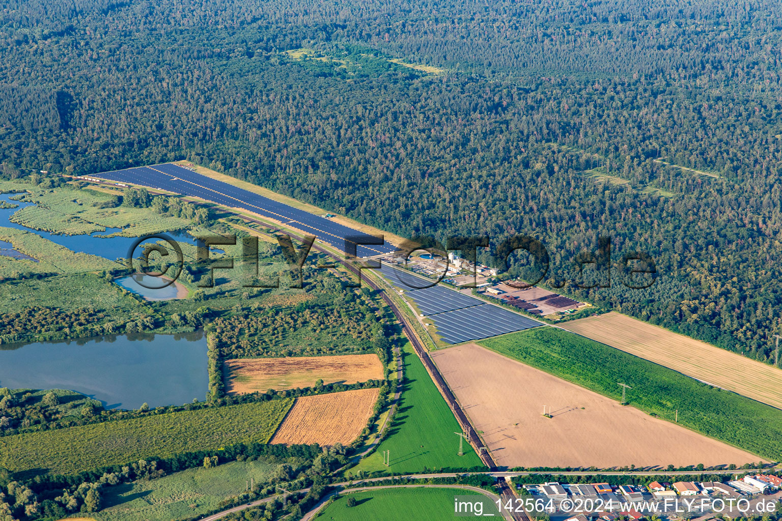 Solarpark Bruhrain im Ortsteil Oberhausen in Oberhausen-Rheinhausen im Bundesland Baden-Württemberg, Deutschland