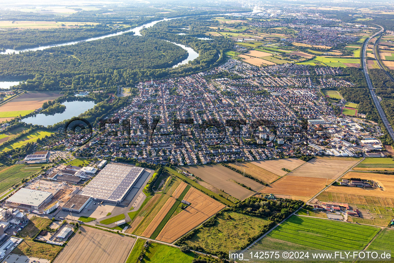 Ketsch von Süden im Bundesland Baden-Württemberg, Deutschland