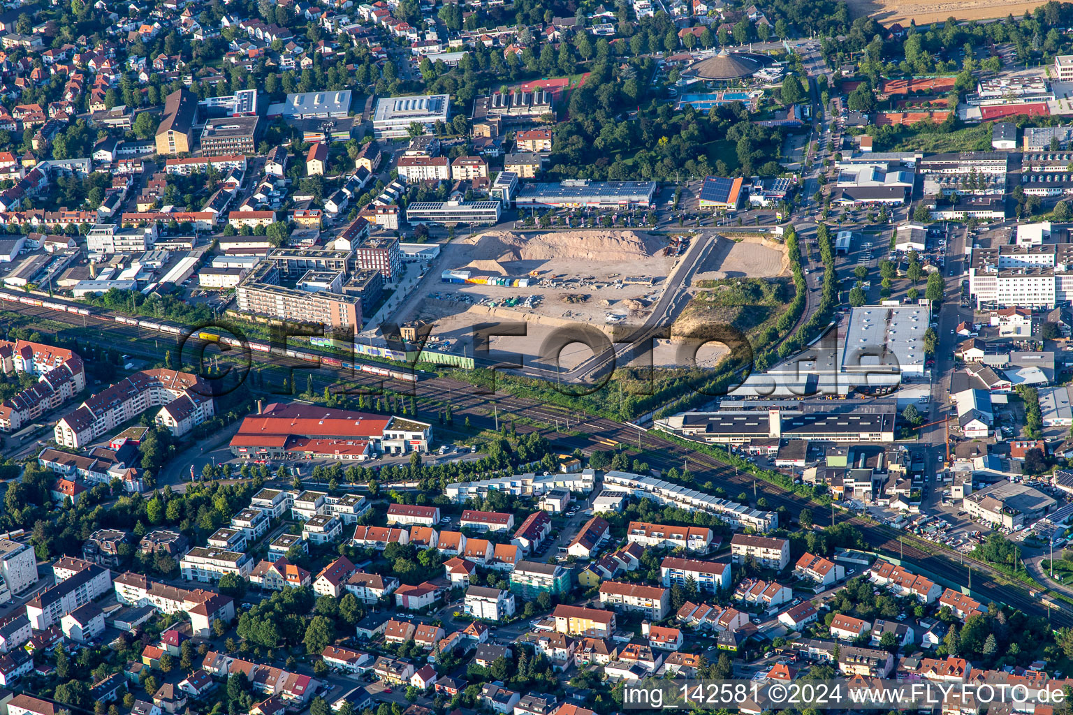 Neubaustelle an der Pfaudlerstraße in Schwetzingen im Bundesland Baden-Württemberg, Deutschland