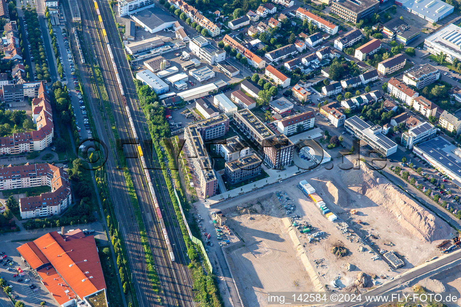 Luftaufnahme von Neubaustelle an der Pfaudlerstraße in Schwetzingen im Bundesland Baden-Württemberg, Deutschland