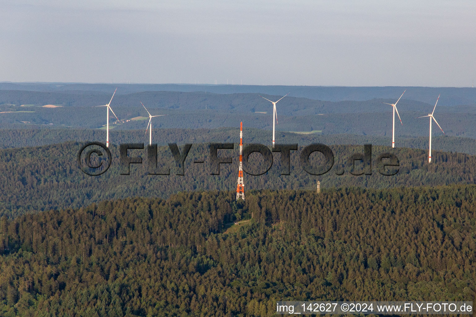 Mast des Hardberg Fernsehsender vor dem  Windpark Stillfüssel im Ortsteil Ober-Abtsteinach im Bundesland Hessen, Deutschland