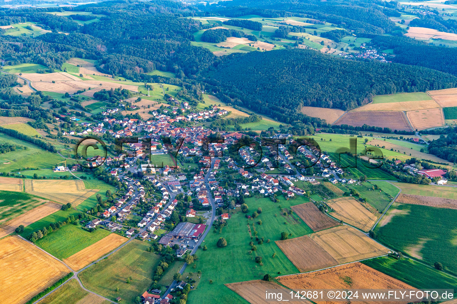 Schrägluftbild von Ortsteil Kirchbrombach in Brombachtal im Bundesland Hessen, Deutschland