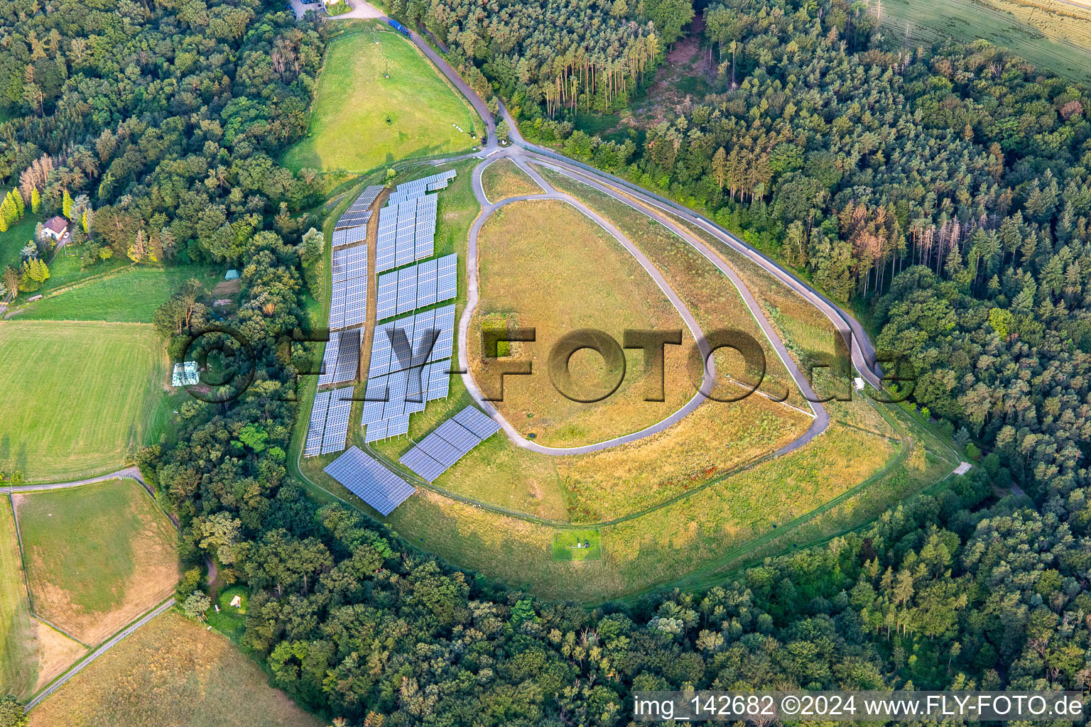 Deponie mit PV-Anlage des Müllabfuhr-Zweckverband Odenwald im Ortsteil Langenbrombach in Brombachtal im Bundesland Hessen, Deutschland