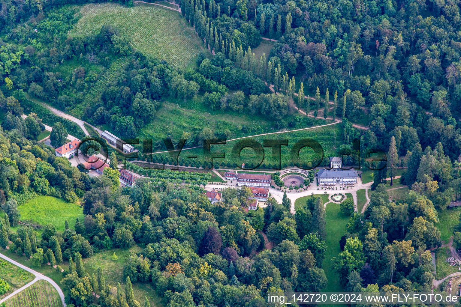 Staatspark Fürstenlager: Kurbrunnen und Dorf im Landschaftspark einer fürstlichen Sommerresidenz aus dem 18. :///fuerstenlager im Ortsteil Auerbach in Bensheim im Bundesland Hessen, Deutschland