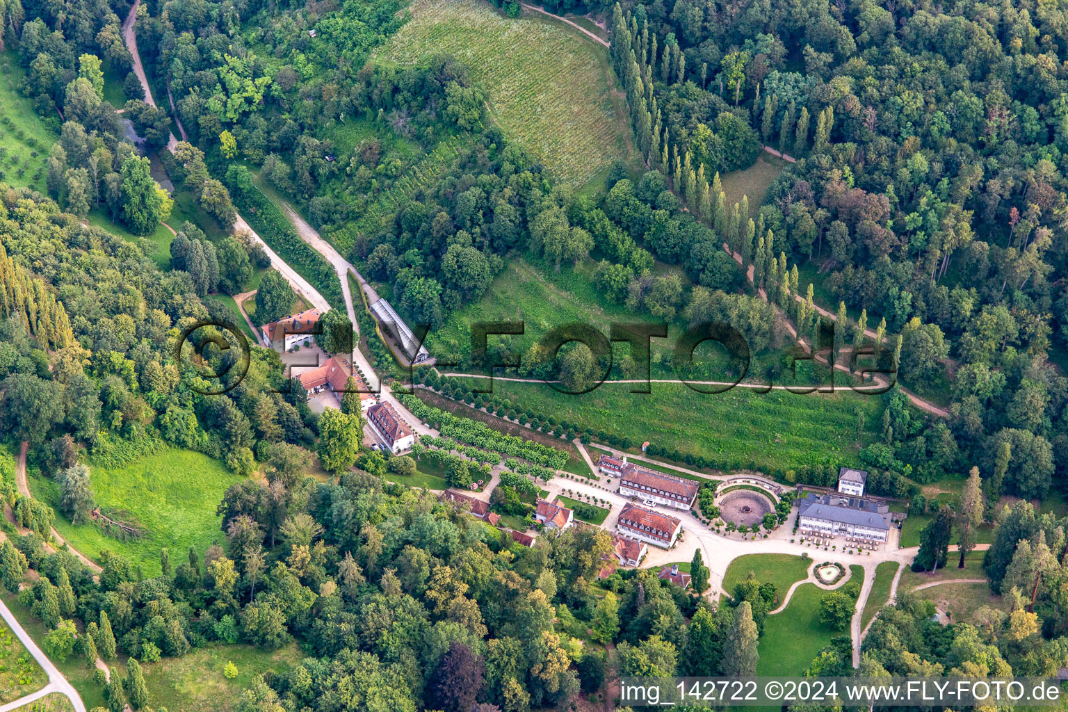 Luftbild von Staatspark Fürstenlager: Kurbrunnen und Dorf im Landschaftspark einer fürstlichen Sommerresidenz aus dem 18. :///fuerstenlager im Ortsteil Auerbach in Bensheim im Bundesland Hessen, Deutschland