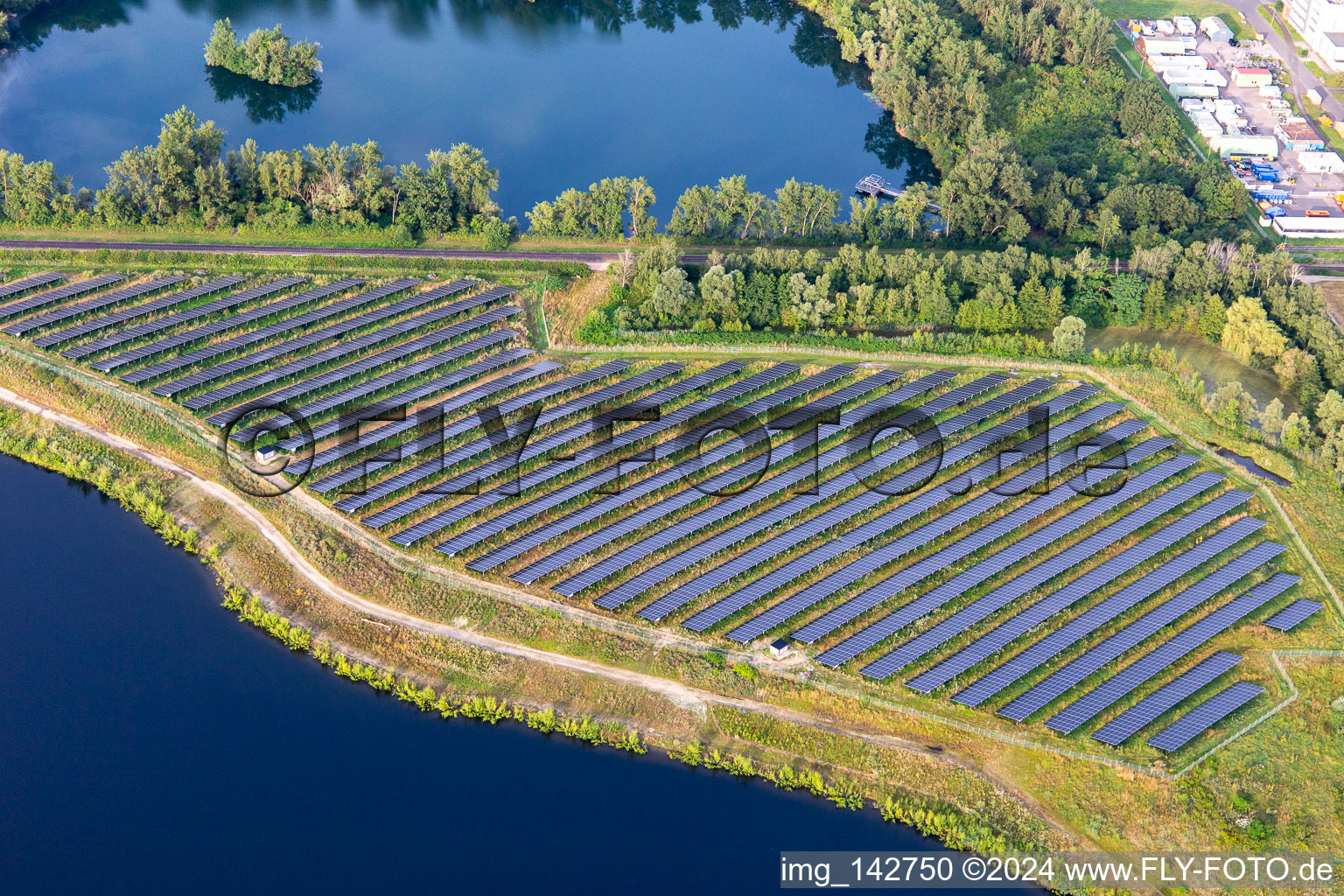 Große Freiland-PV-Anlage zwischen zwei Baggerseen in Lampertheim im Bundesland Hessen, Deutschland