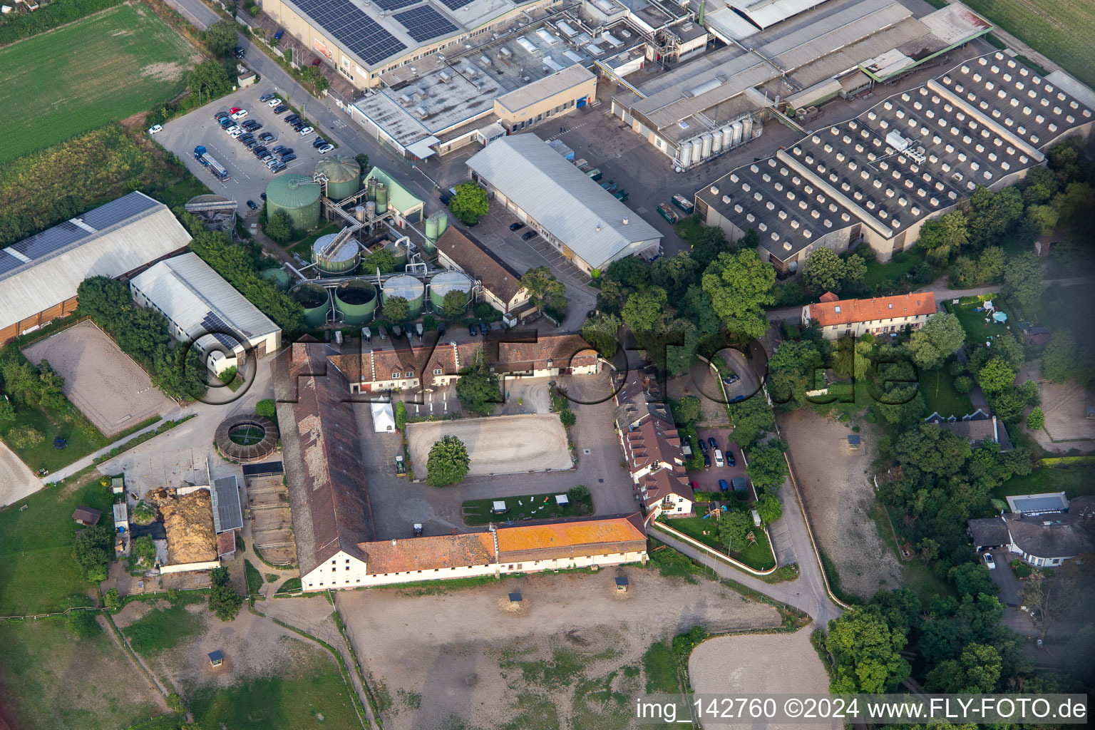 Luftaufnahme von Intersnack Deutschland SE Werk Petersau und  Reitanlage Carlo von Opel im Ortsteil Mörsch in Frankenthal im Bundesland Rheinland-Pfalz