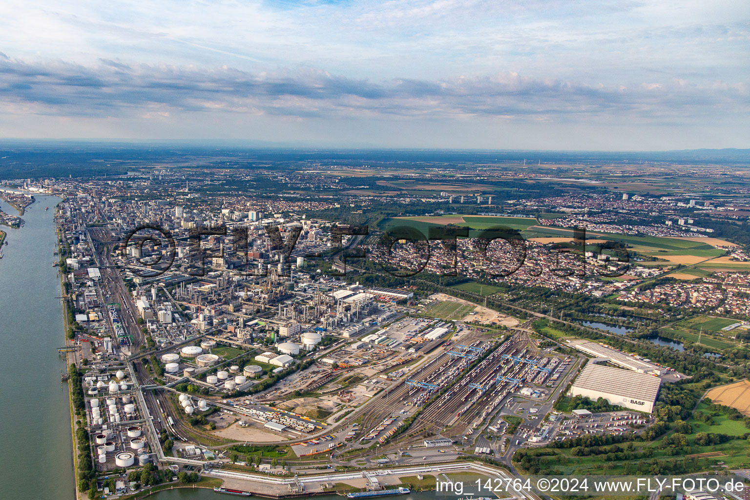 BASF Chemiewerk am Rheinufer in Ludwigshafen am Rhein im Bundesland Rheinland-Pfalz, Deutschland