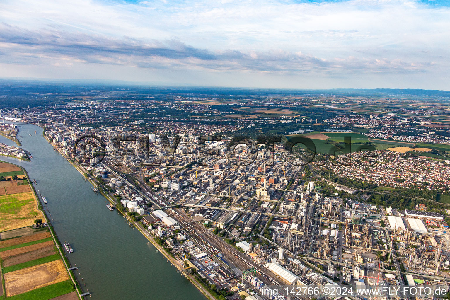 Luftbild von BASF Chemiewerk am Rheinufer http:/./ in Ludwigshafen am Rhein im Bundesland Rheinland-Pfalz, Deutschland