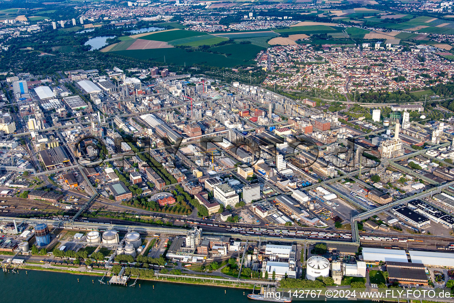 Luftaufnahme von BASF Chemiewerk am Rheinufer http:/./ in Ludwigshafen am Rhein im Bundesland Rheinland-Pfalz, Deutschland