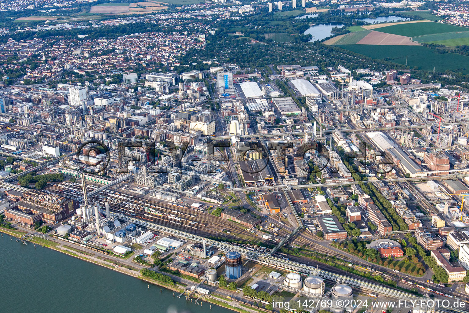 Schrägluftbild von BASF Chemiewerk am Rheinufer in Ludwigshafen am Rhein im Bundesland Rheinland-Pfalz, Deutschland