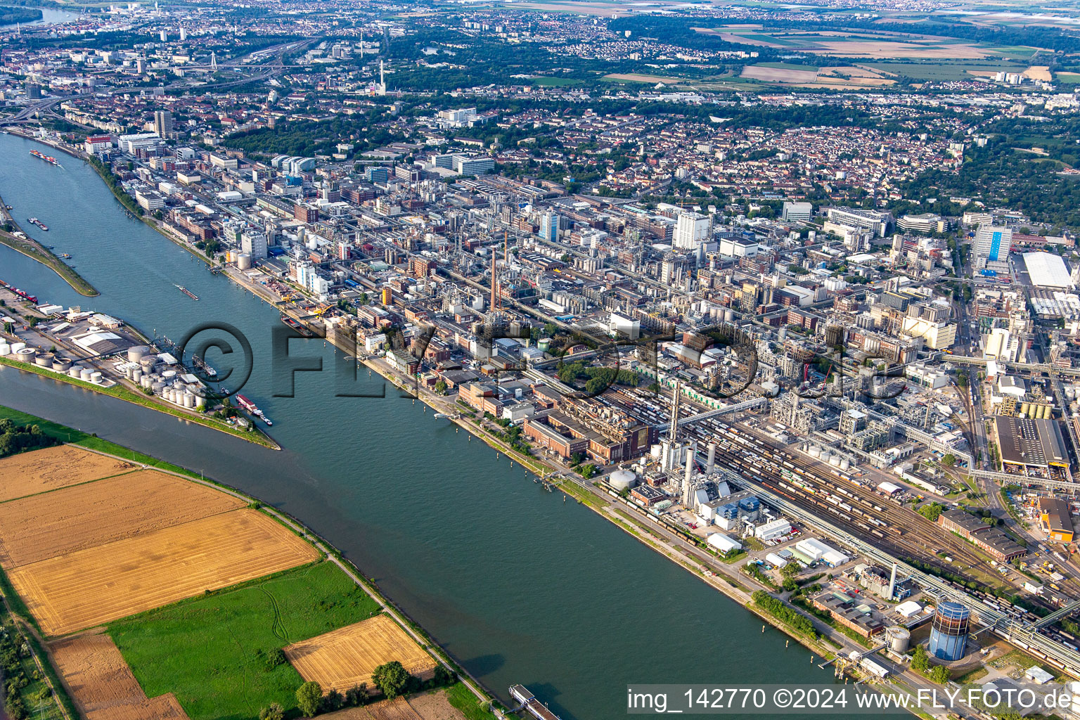 BASF Chemiewerk am Rheinufer http:/./ in Ludwigshafen am Rhein im Bundesland Rheinland-Pfalz, Deutschland von oben