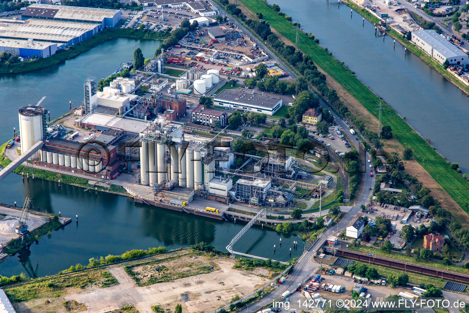 Bunge Deutschland GmbH an der Kammerschleuse des Neckar im Ortsteil Neckarstadt-West in Mannheim im Bundesland Baden-Württemberg