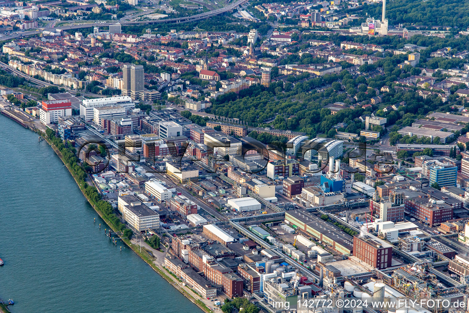 BASF Chemiewerk am Rheinufer in Ludwigshafen am Rhein im Bundesland Rheinland-Pfalz, Deutschland aus der Luft