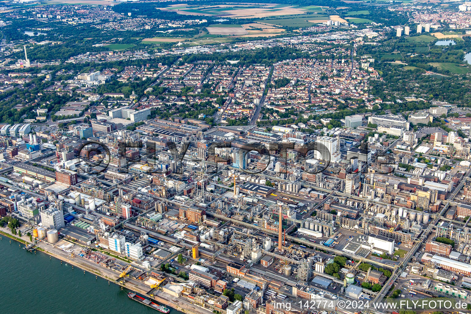 BASF Chemiewerk am Rheinufer in Ludwigshafen am Rhein im Bundesland Rheinland-Pfalz, Deutschland von oben gesehen