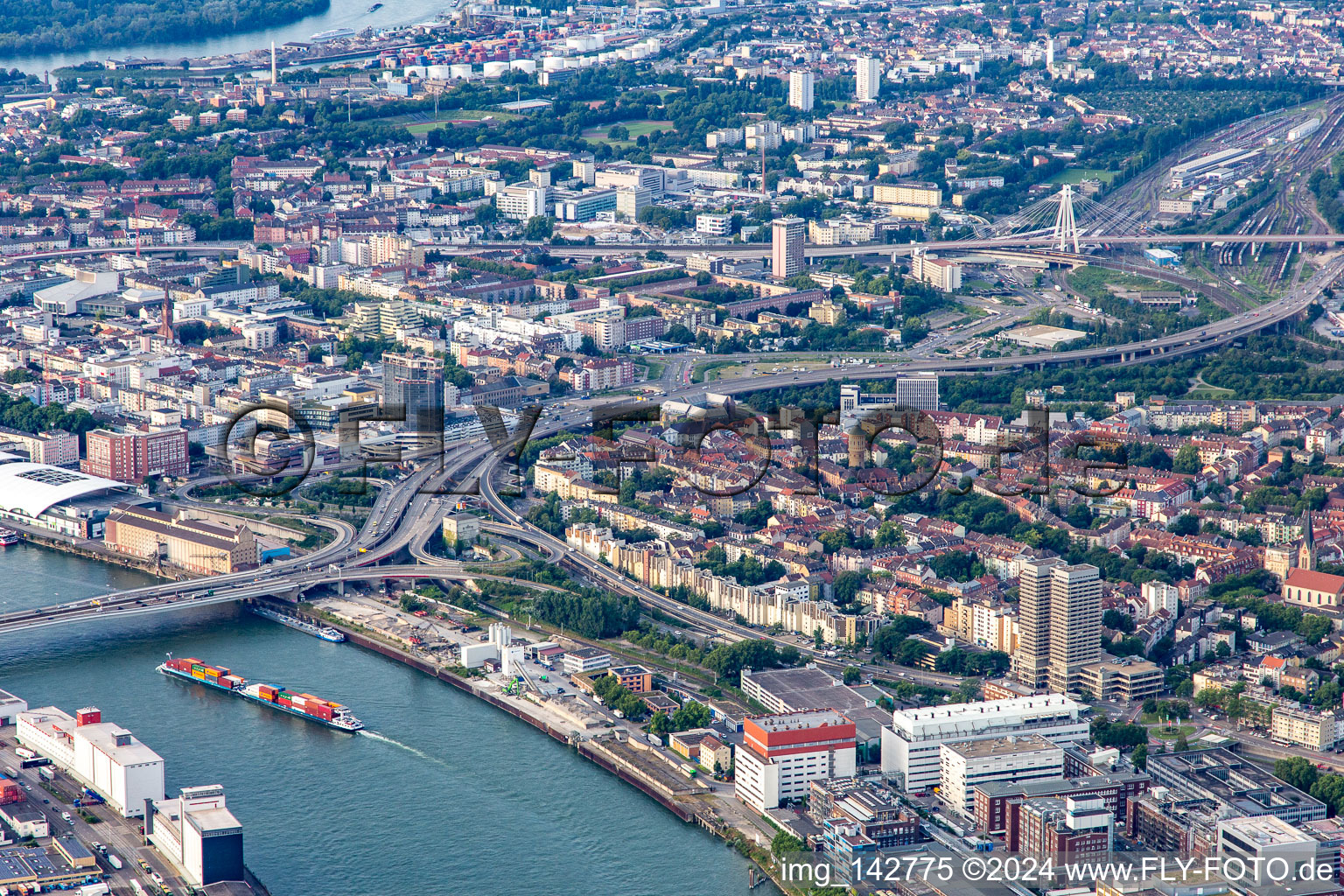 B44 Hochstraße zur Kurt-Schumacher-Brücke über den Rhein im Ortsteil Hemshof in Ludwigshafen am Rhein im Bundesland Rheinland-Pfalz, Deutschland