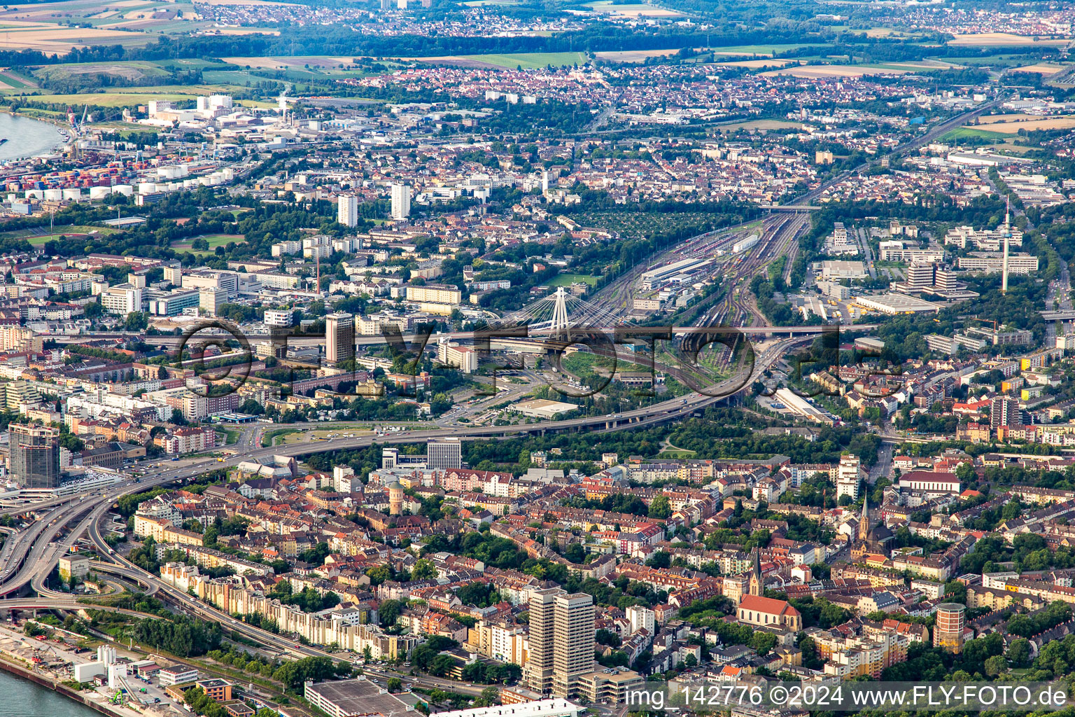 B44 und B37 Hochstraßen im Ortsteil Mitte in Ludwigshafen am Rhein im Bundesland Rheinland-Pfalz, Deutschland