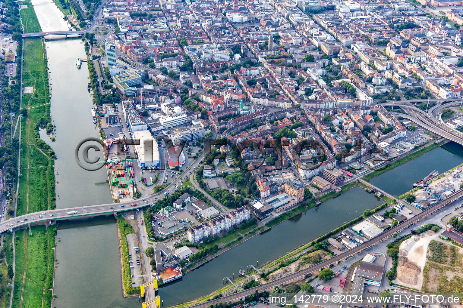 Neckar, Verbindungskanal und Luisenring umgrenzen den Jungbusch im Ortsteil Innenstadt in Mannheim im Bundesland Baden-Württemberg, Deutschland