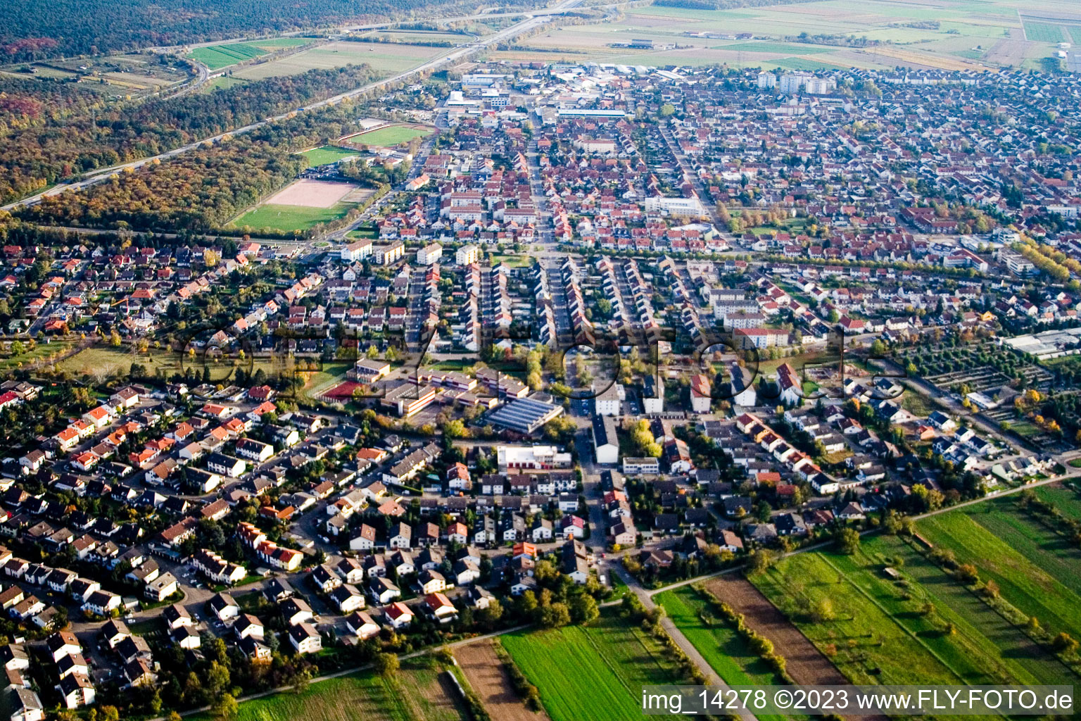 Ketsch im Bundesland Baden-Württemberg, Deutschland aus der Drohnenperspektive