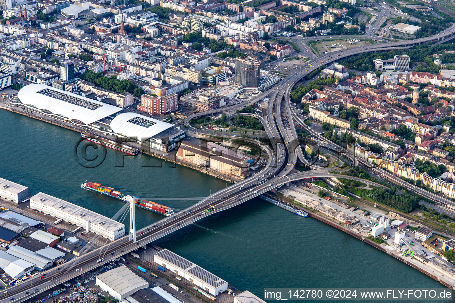 Kurt-Schumacher-Brücke über den Rhein und  Rhein-Galerie im Ortsteil Hemshof in Ludwigshafen am Rhein im Bundesland Rheinland-Pfalz, Deutschland