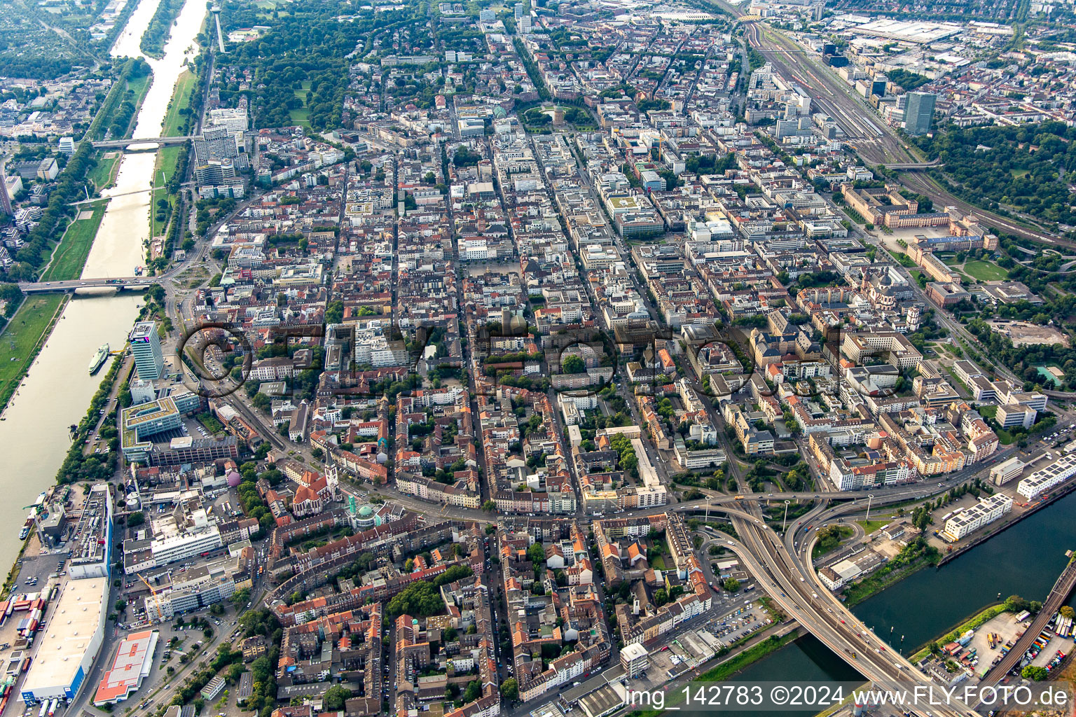 Quadratestadt von Nordwesten zwischen der Kurpfalzbrücke über den Neckar und dem Hauptbahnhof und Barockschloss im SW im Ortsteil Innenstadt in Mannheim im Bundesland Baden-Württemberg, Deutschland