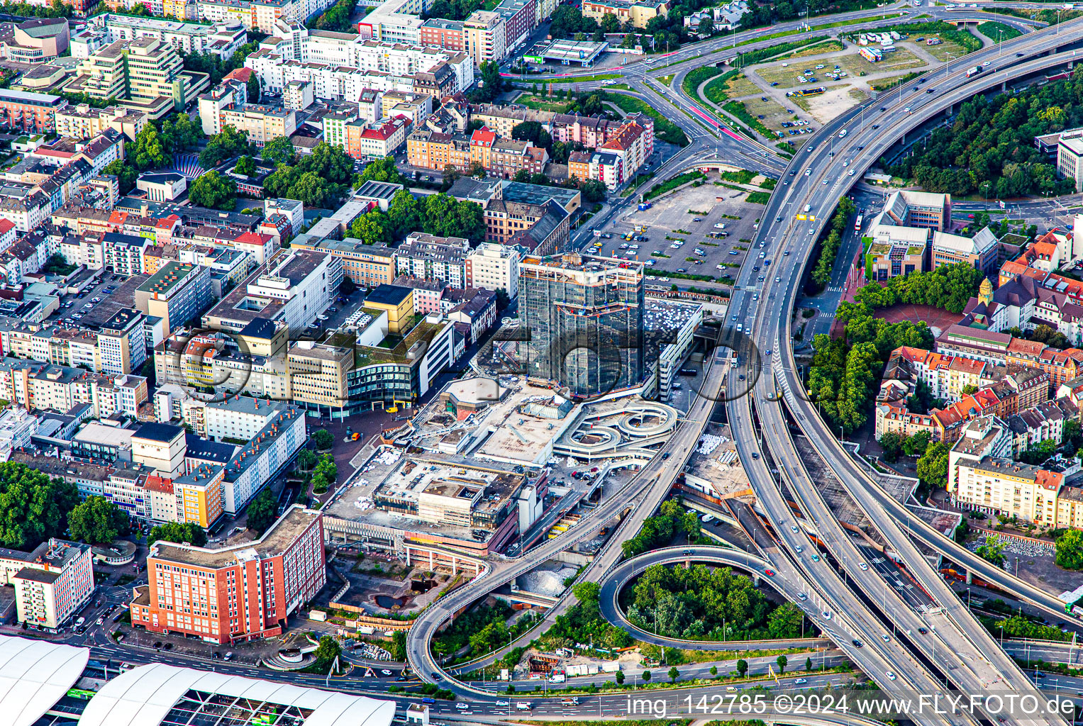 Im Abriss befindliches Rathaus Ludwigshafen an der Hochstraße B44 im Ortsteil Mitte in Ludwigshafen am Rhein im Bundesland Rheinland-Pfalz, Deutschland