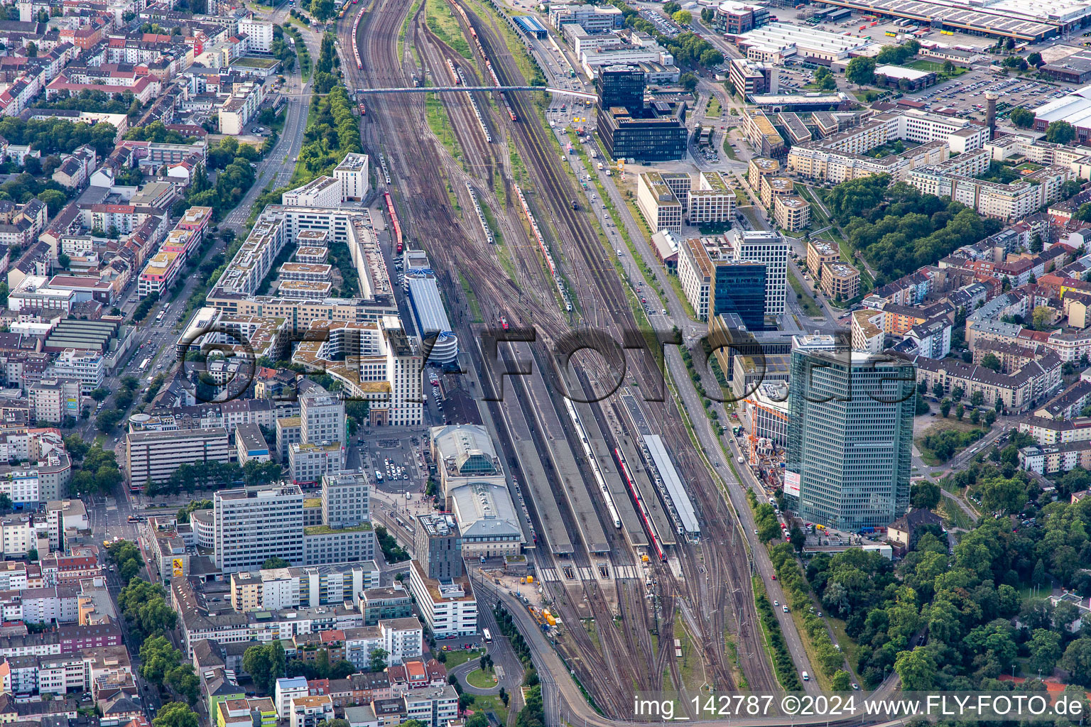 Mannheimer Hauptbahnhof und   Victoria-Turm im Ortsteil Schwetzingerstadt im Bundesland Baden-Württemberg, Deutschland