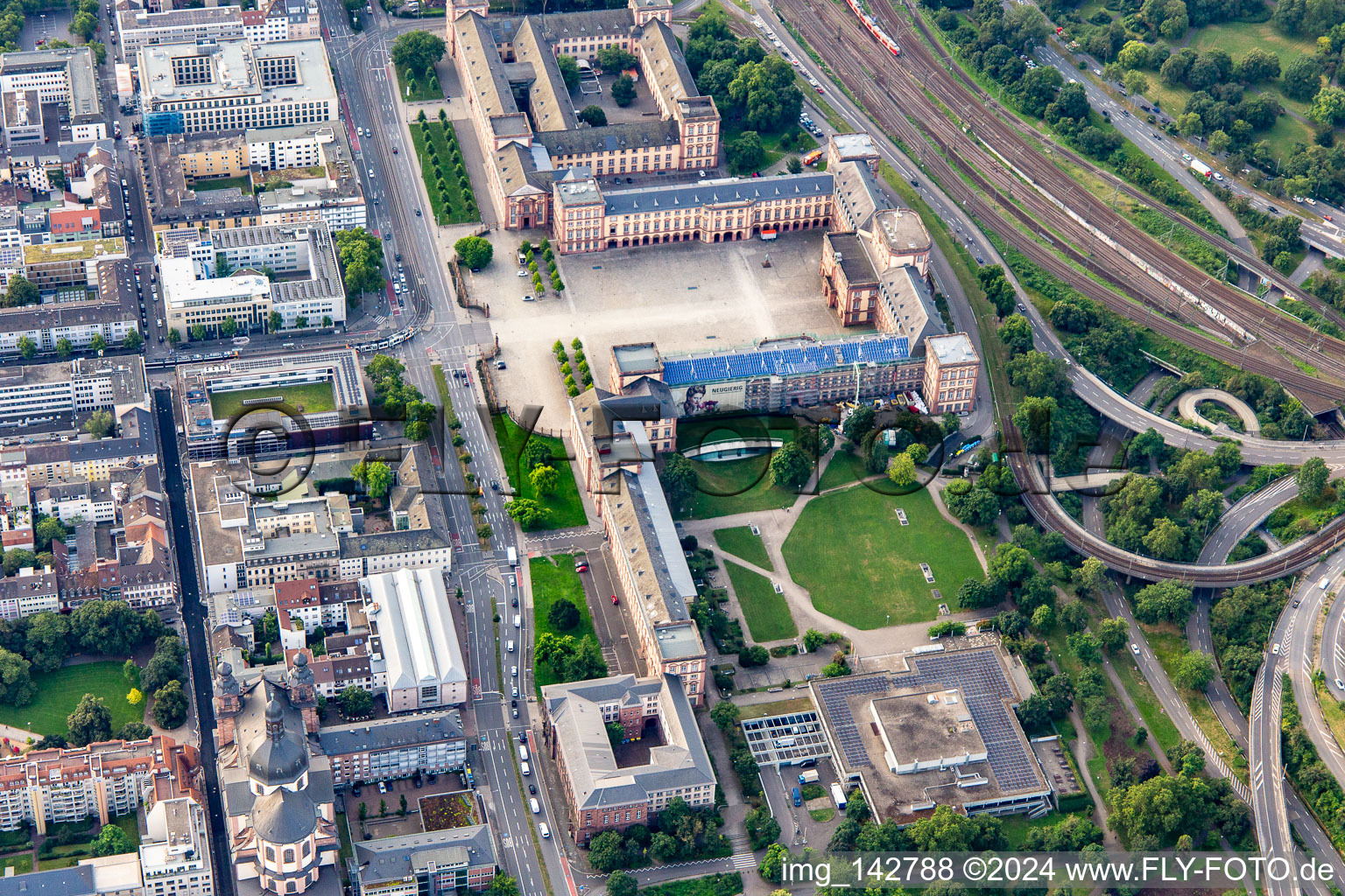 Barockschloss Mannheim von Nordwesten im Ortsteil Innenstadt im Bundesland Baden-Württemberg, Deutschland