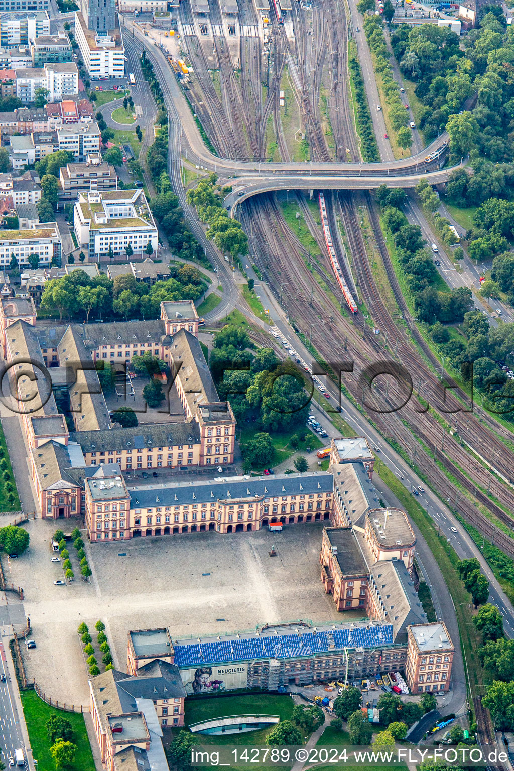 Luftbild von Barockschloss Mannheim von Nordwesten im Ortsteil Innenstadt im Bundesland Baden-Württemberg, Deutschland