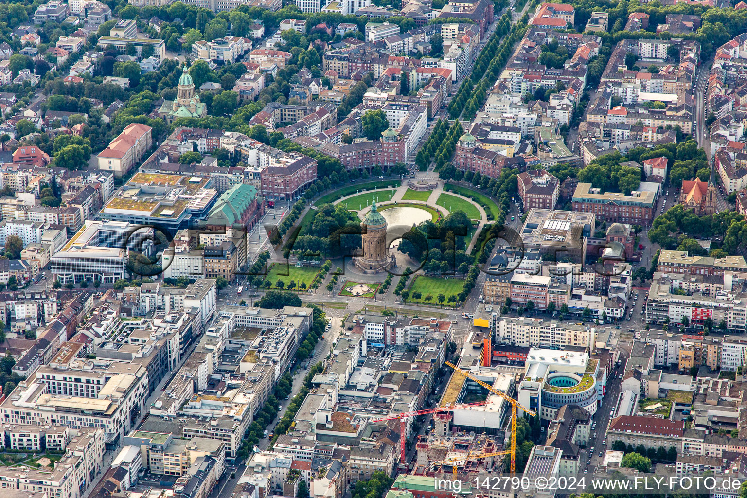 Wasserturm Mannheim am Friedrichsplatz von Nordwesten im Ortsteil Oststadt im Bundesland Baden-Württemberg, Deutschland