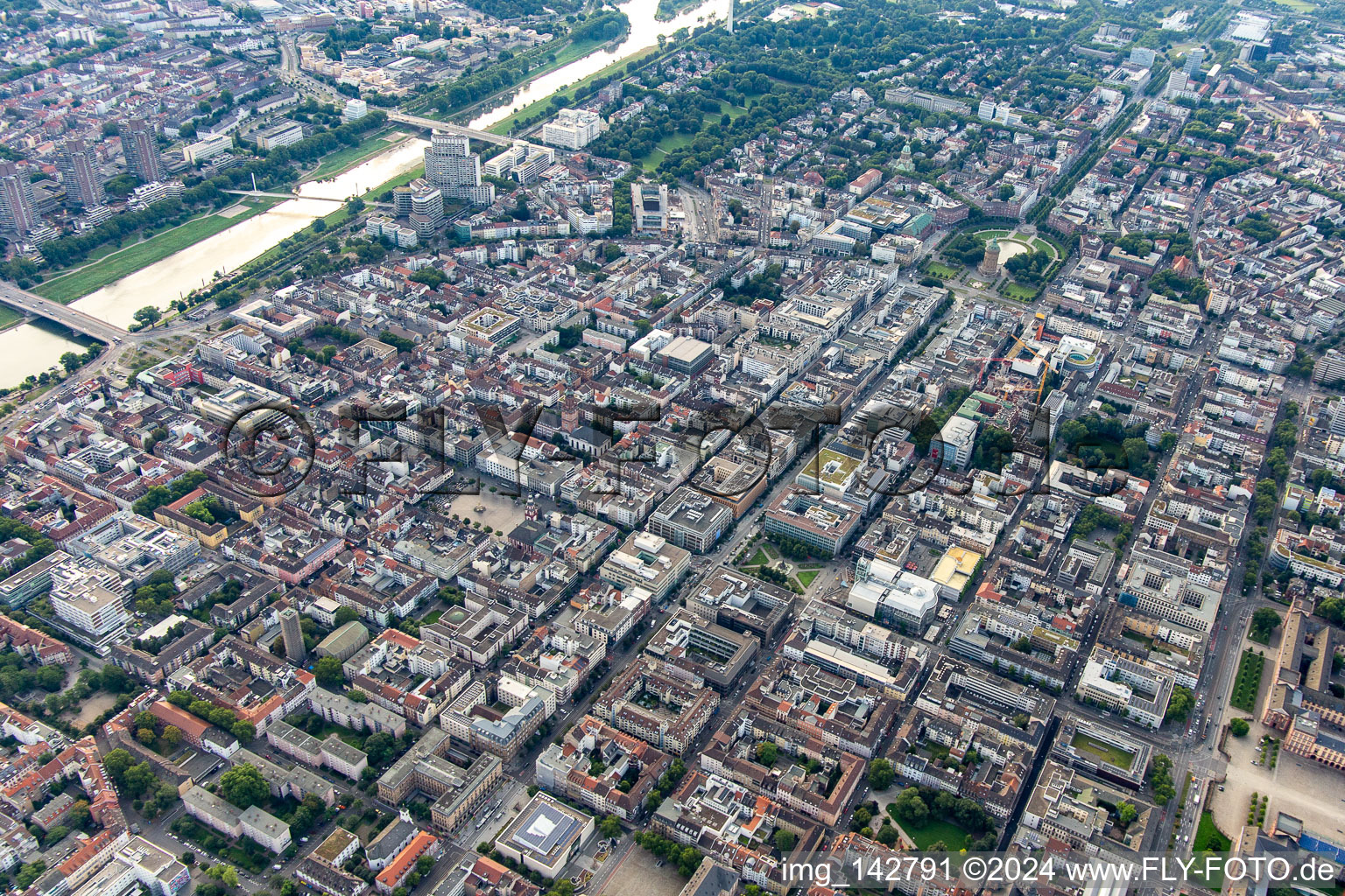 Quadratestadt von Nordwesten zwischen der Kurpfalzbrücke über den Neckar und Barockschloss im SW im Ortsteil Innenstadt in Mannheim im Bundesland Baden-Württemberg, Deutschland