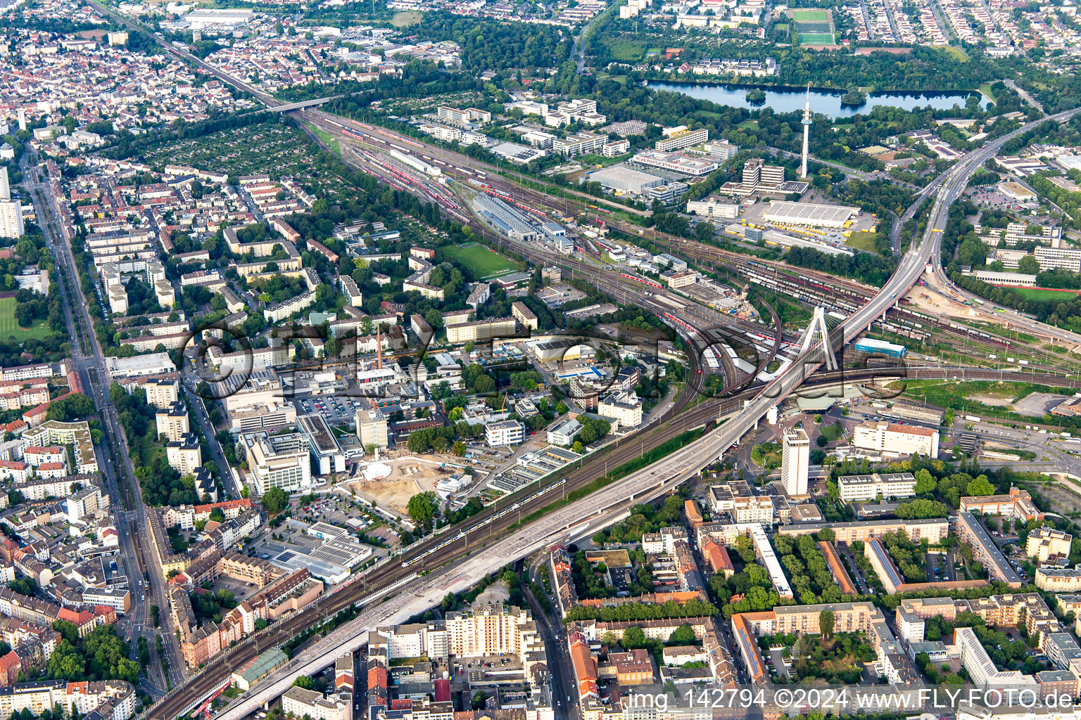 Hauptbahnhof und Wohnquartier an der Saarlandstr im Ortsteil Süd in Ludwigshafen am Rhein im Bundesland Rheinland-Pfalz, Deutschland