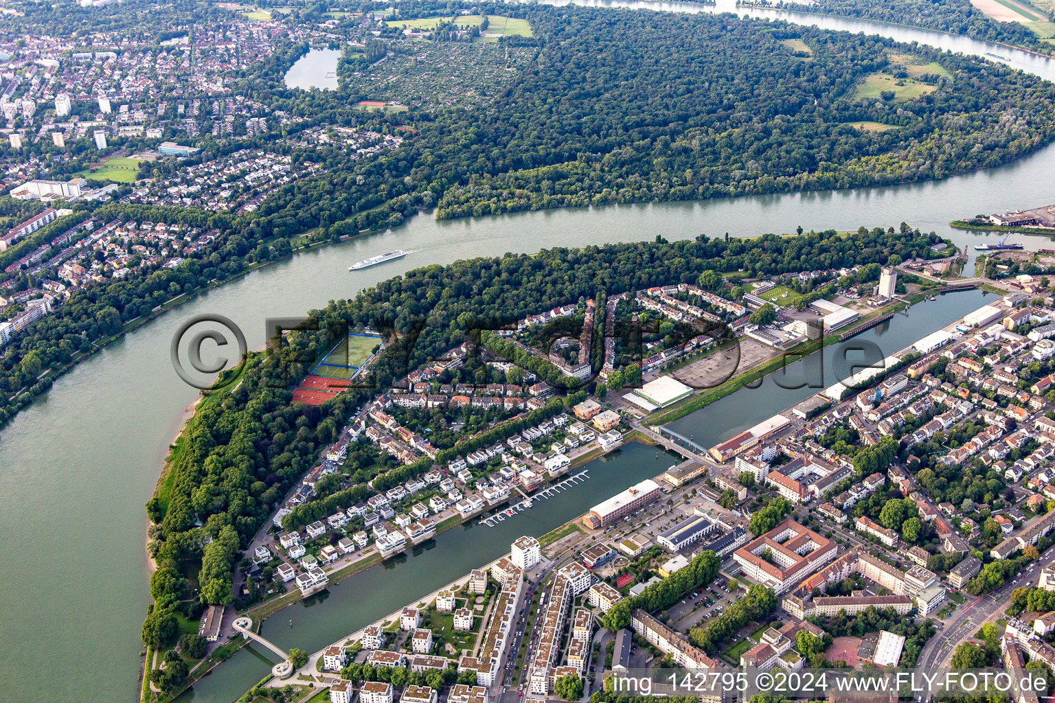 Parkinsel zwischen Rhein und Luitpoldhafen im Ortsteil Süd in Ludwigshafen am Rhein im Bundesland Rheinland-Pfalz, Deutschland