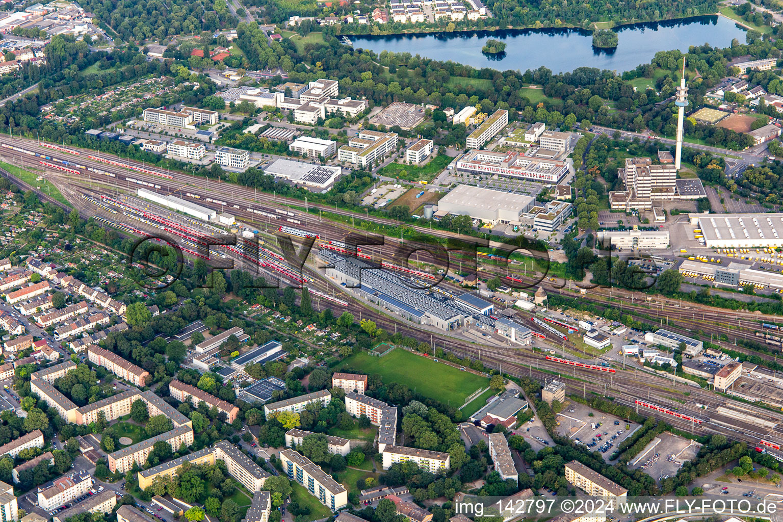 Hauptbahnhof und Gewerbegebiet Ludwig-Reichling-Straße im Ortsteil Süd in Ludwigshafen am Rhein im Bundesland Rheinland-Pfalz, Deutschland