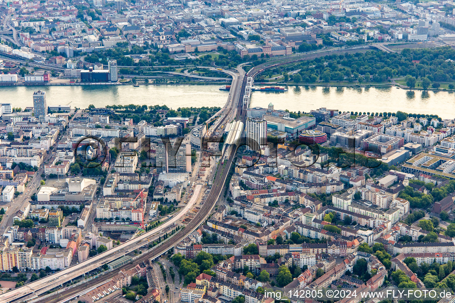 Hochstraße B37 und Bahntrassevon W zur   Konrad-Adenauer-Brücke über den Rhein im Abriss/Neubau im Ortsteil Süd in Ludwigshafen am Rhein im Bundesland Rheinland-Pfalz, Deutschland