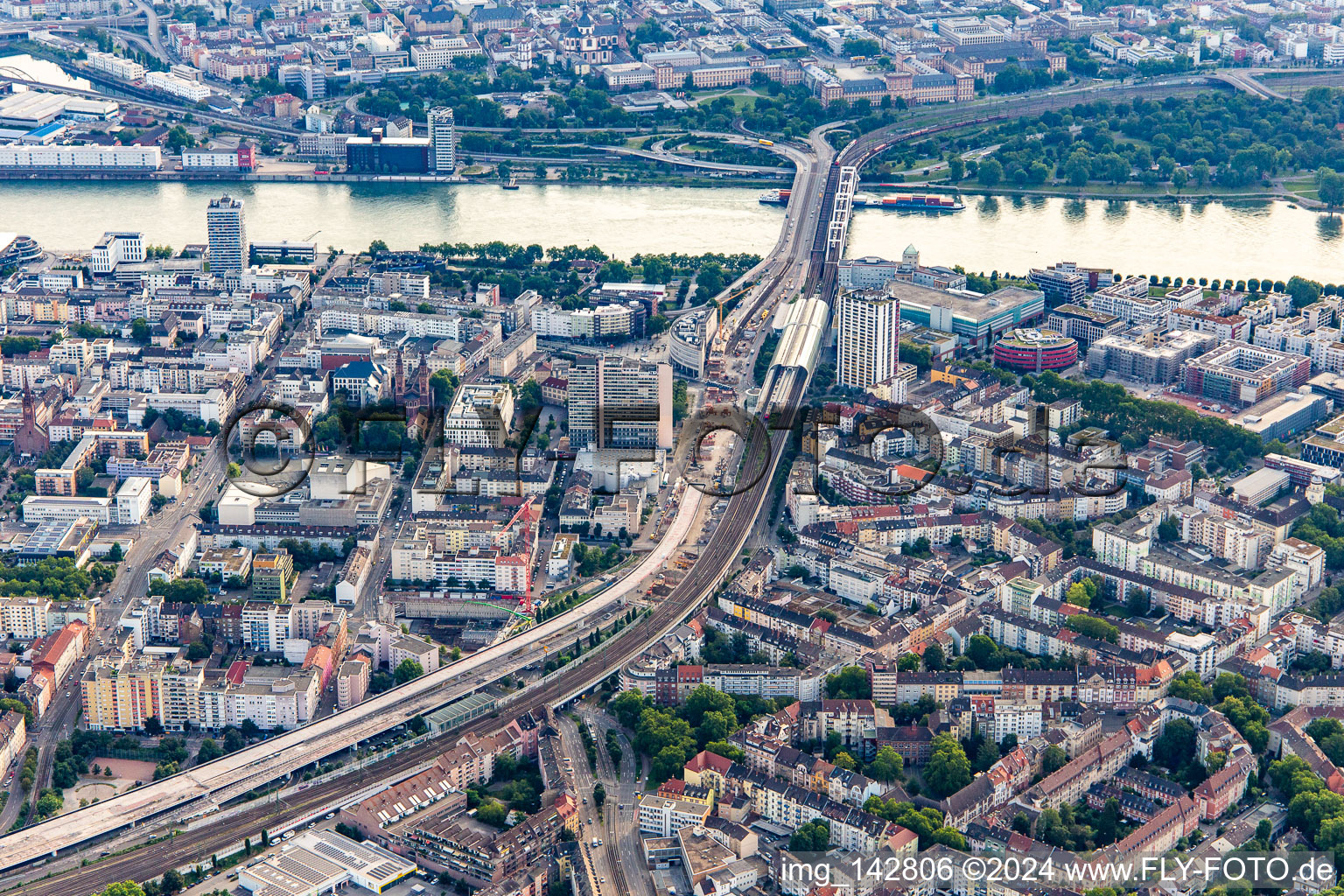 Luftbild von Hochstraße B37 und Bahntrassevon W zur   Konrad-Adenauer-Brücke über den Rhein im Abriss/Neubau im Ortsteil Süd in Ludwigshafen am Rhein im Bundesland Rheinland-Pfalz, Deutschland