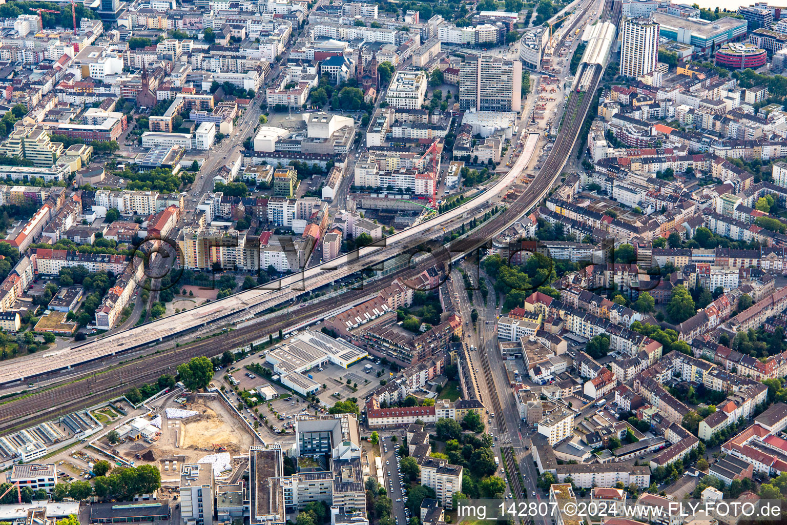 Hochstraße B37 und Bahntrasse von Südwesten im Abriss/Neubau im Ortsteil Süd in Ludwigshafen am Rhein im Bundesland Rheinland-Pfalz, Deutschland