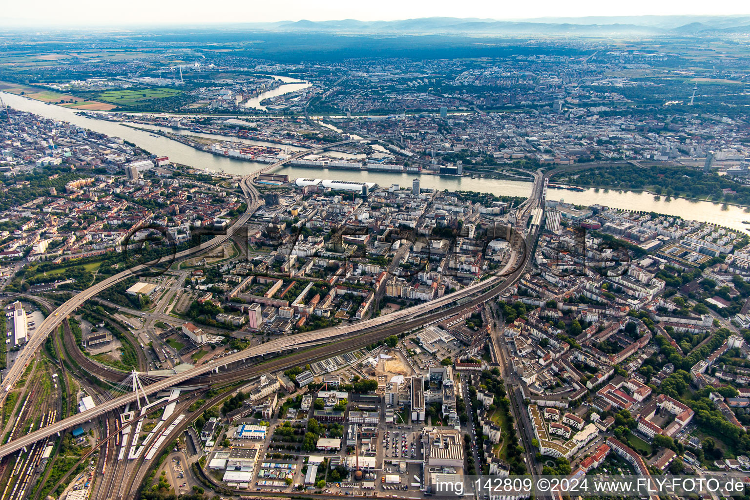 Luftbild von Ortsteil Mundenheim in Ludwigshafen am Rhein im Bundesland Rheinland-Pfalz, Deutschland