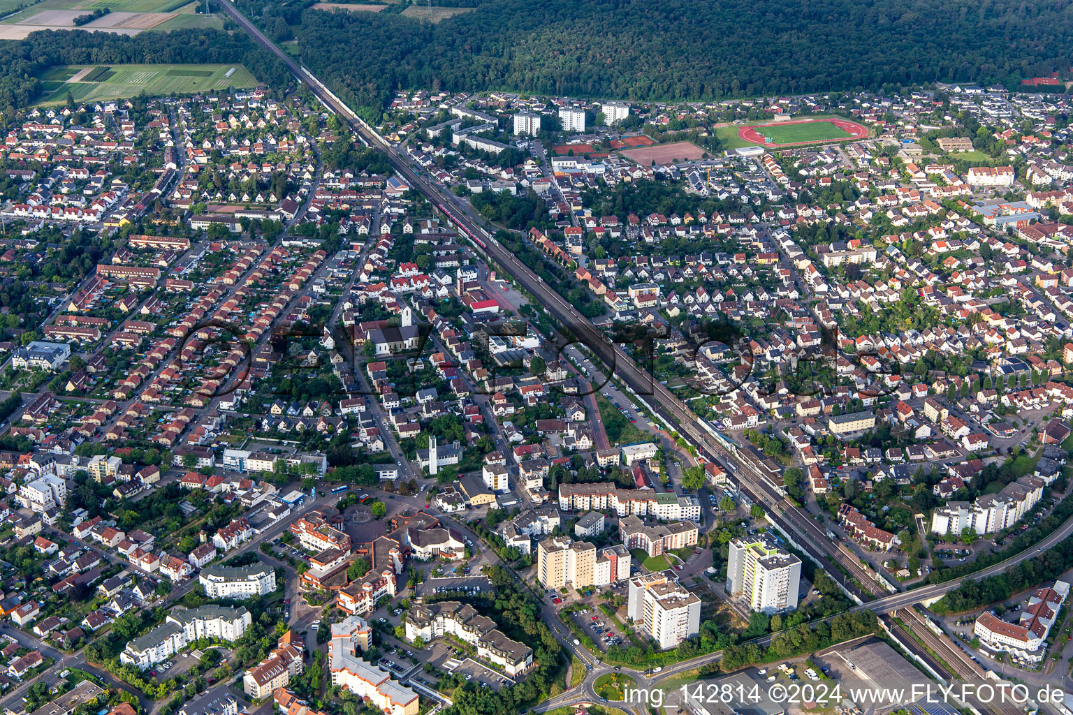 Die Bahntrasse zerteilt den Ort in Limburgerhof im Bundesland Rheinland-Pfalz, Deutschland