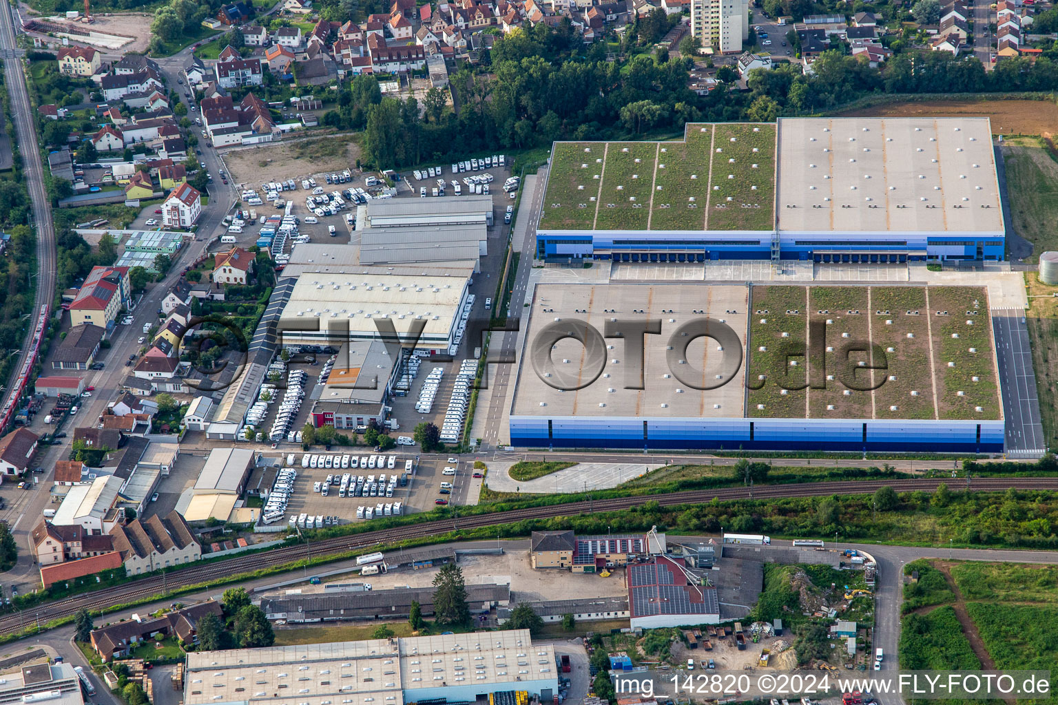 Neubau eines riesigen Logistikzentrums am Ketzerweg in Schifferstadt im Bundesland Rheinland-Pfalz, Deutschland