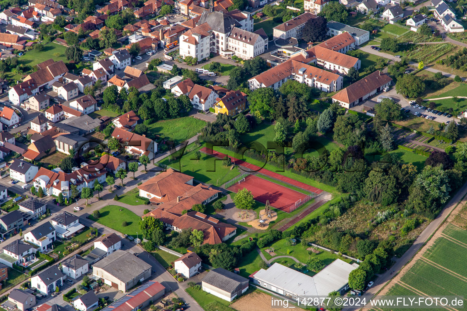 Schrägluftbild von St. Paulus Stift Herxheim in Herxheim bei Landau im Bundesland Rheinland-Pfalz, Deutschland