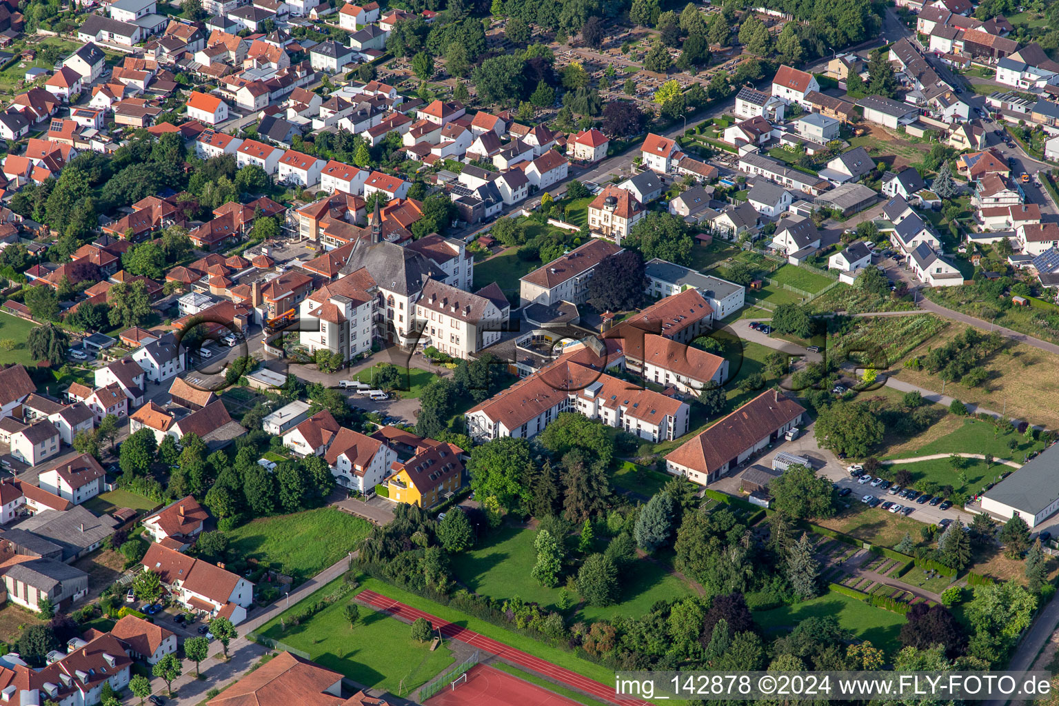 St. Paulus Stift Herxheim in Herxheim bei Landau im Bundesland Rheinland-Pfalz, Deutschland von oben