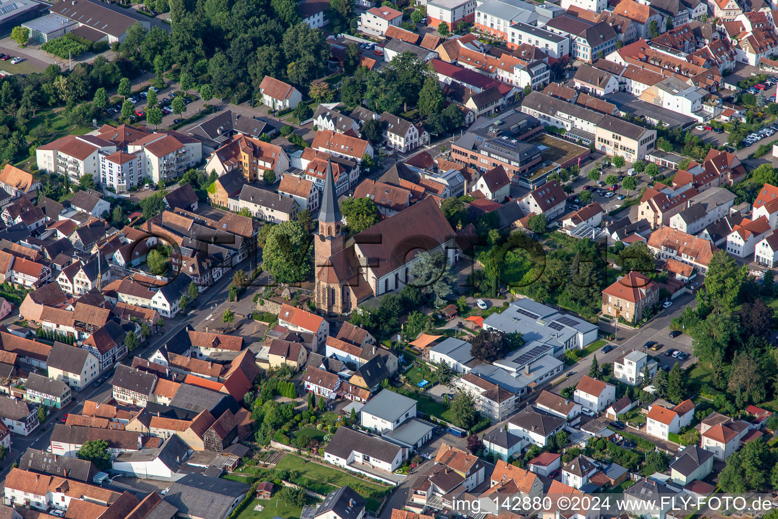 Kirche St. Maria Himmelfahrt in Herxheim bei Landau im Bundesland Rheinland-Pfalz, Deutschland