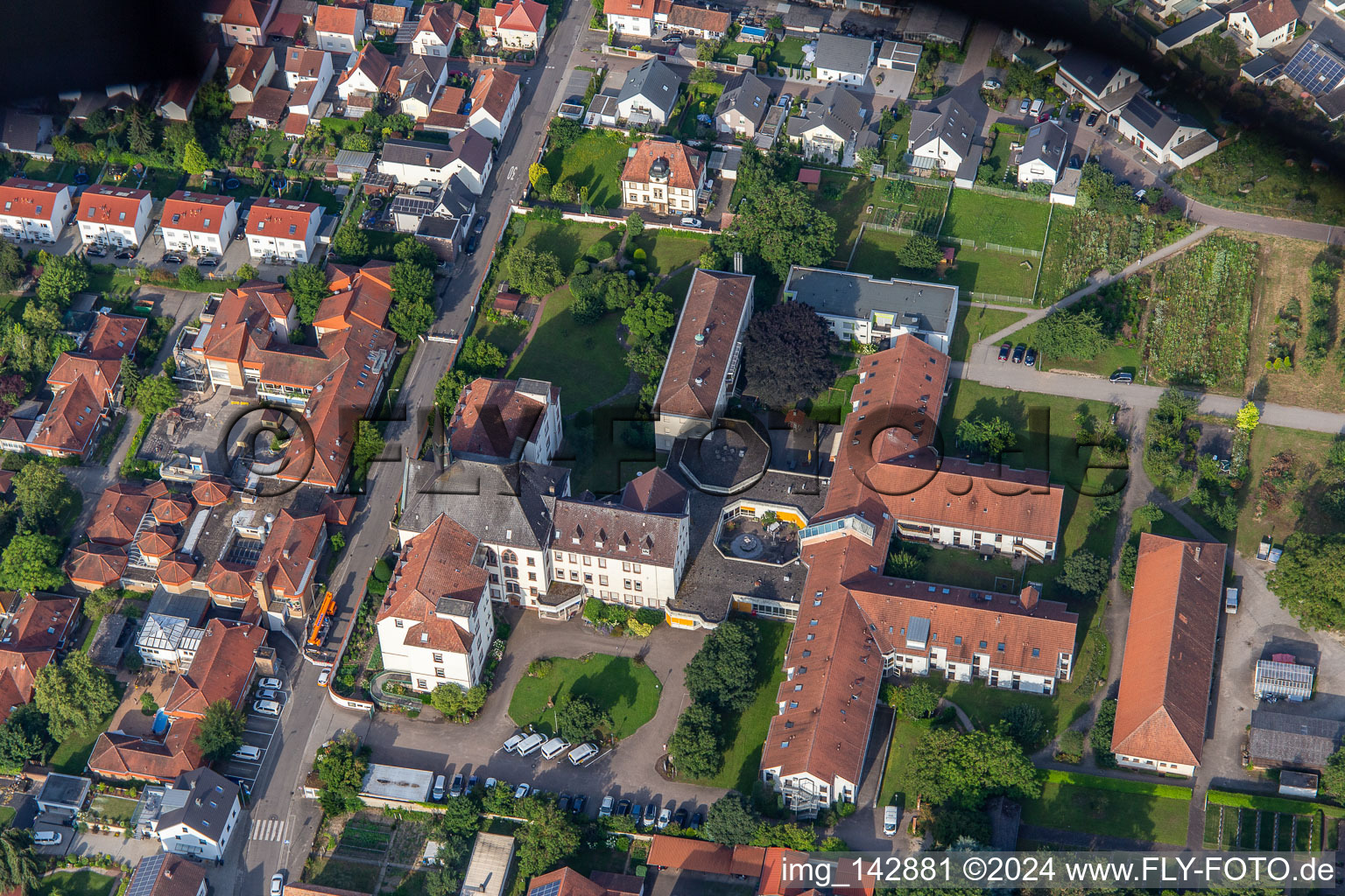 St. Paulus Stift Herxheim in Herxheim bei Landau im Bundesland Rheinland-Pfalz, Deutschland aus der Luft