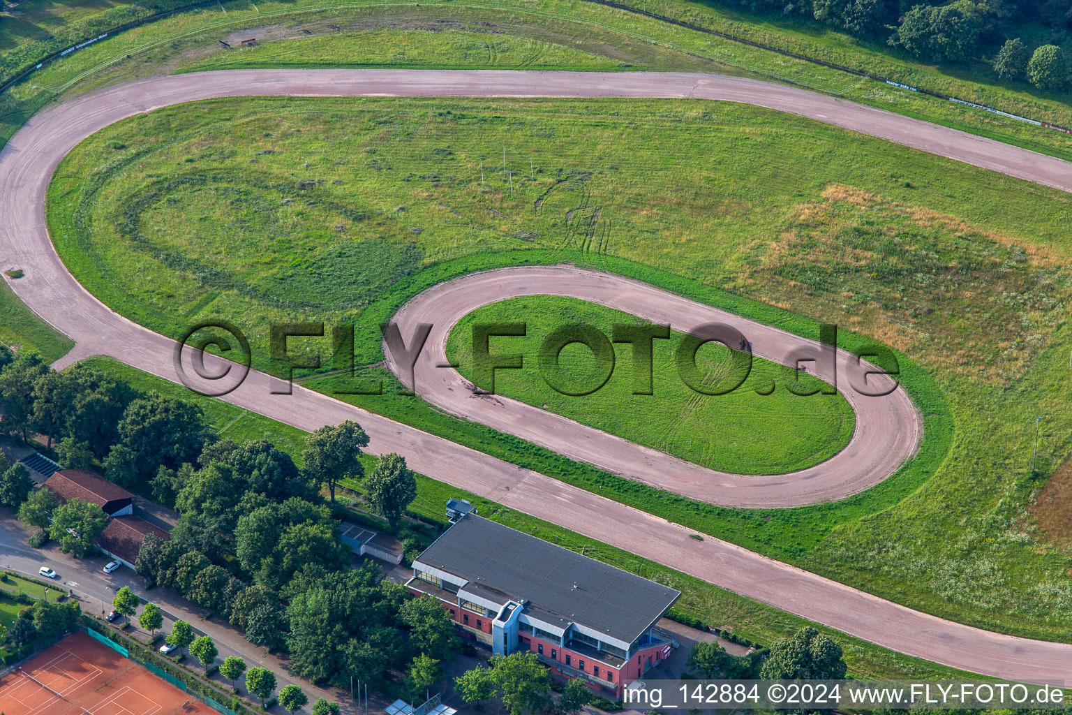 Sandbahnrennbahn des Renn- und Reitverein Herxheim e.V. und Speedway des Motorsportvereinigung Herxheim in Herxheim bei Landau im Bundesland Rheinland-Pfalz, Deutschland