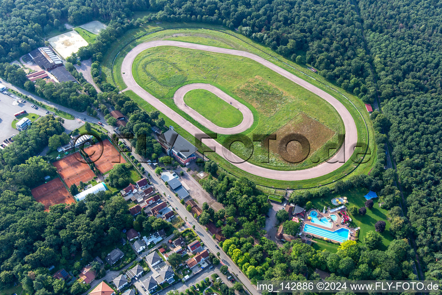 Luftbild von Sandbahnrennbahn des Renn- und Reitverein Herxheim e.V. und Speedway des Motorsportvereinigung Herxheim in Herxheim bei Landau im Bundesland Rheinland-Pfalz, Deutschland