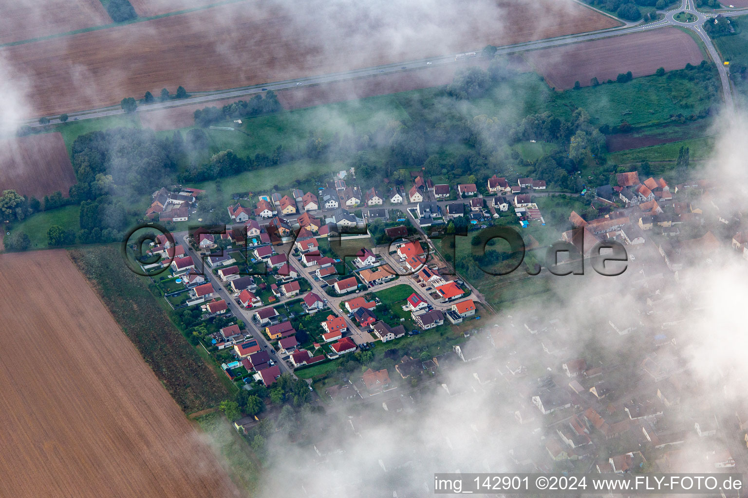 Ortschaft von Nordosten unter Wolken in Barbelroth im Bundesland Rheinland-Pfalz, Deutschland