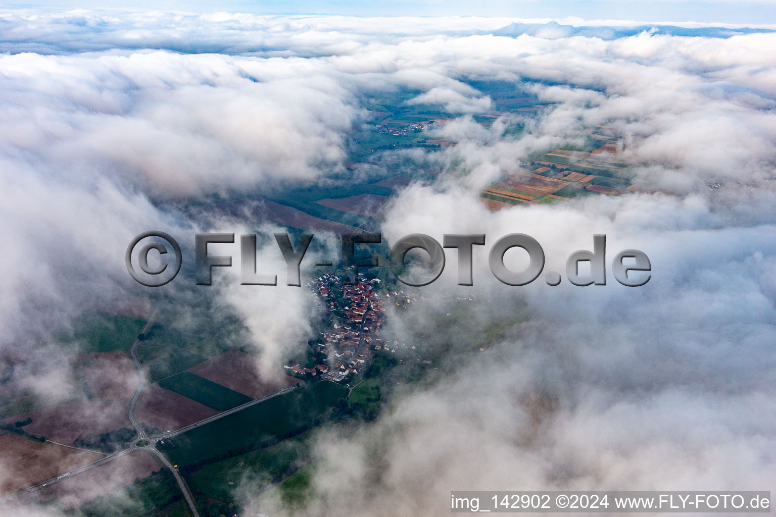 Ortschaft von Nordosten unter Wolken in Oberhausen im Bundesland Rheinland-Pfalz, Deutschland