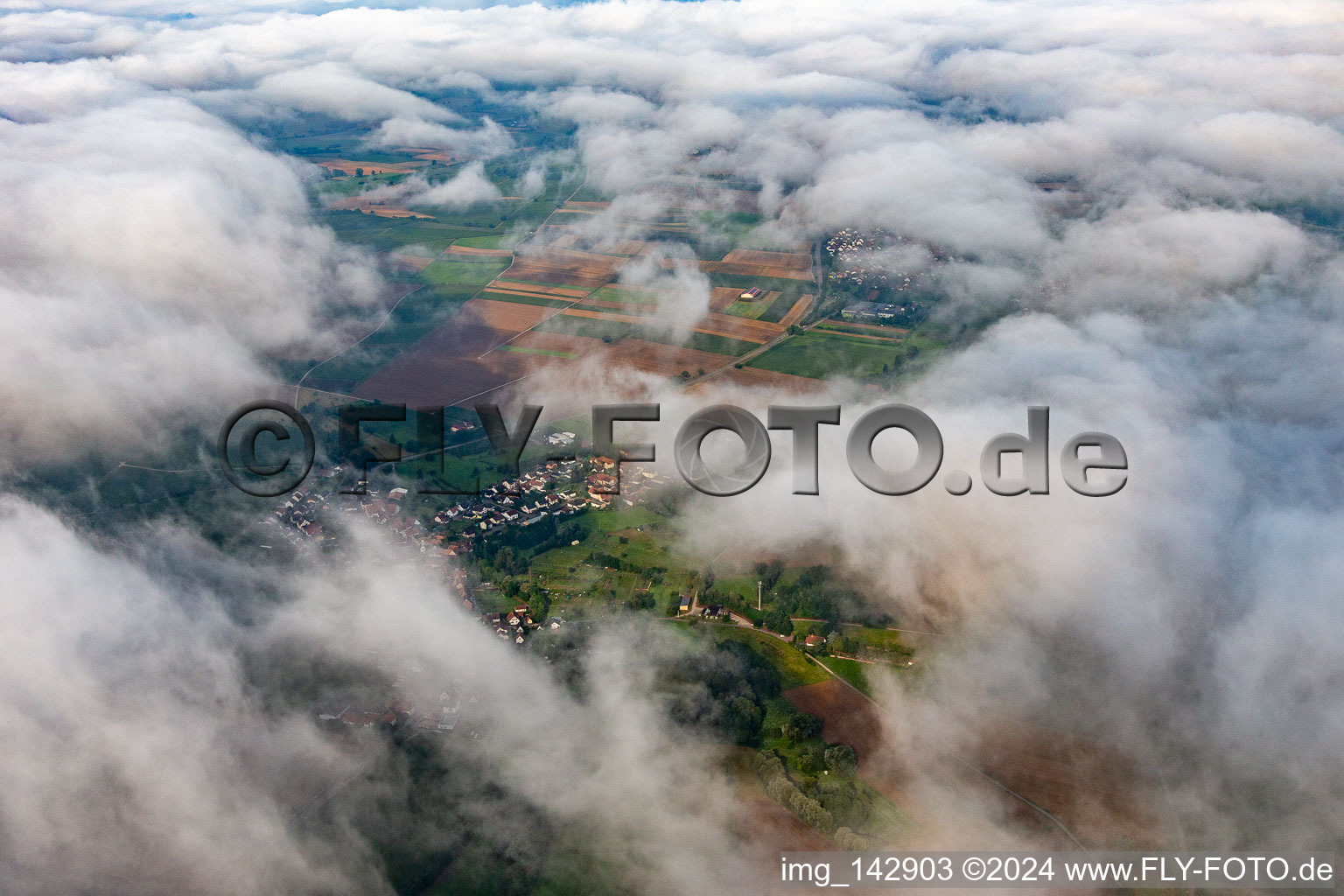 Luftbild von Ortschaft von Nordosten unter Wolken in Oberhausen im Bundesland Rheinland-Pfalz, Deutschland