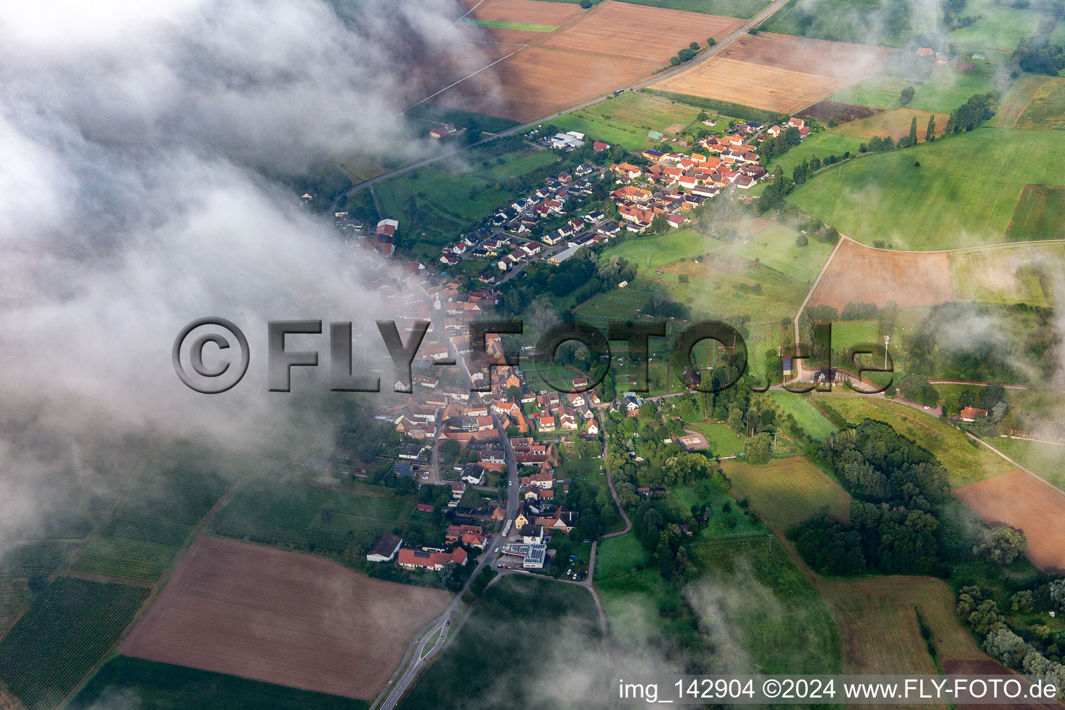 Ortschaft von Osten unter Wolken in Oberhausen im Bundesland Rheinland-Pfalz, Deutschland